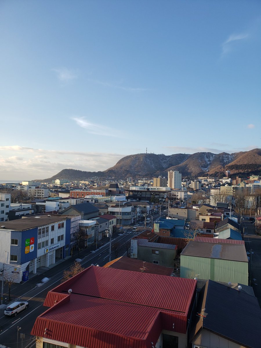 chocolatstaff's tweet photo. 1月27日　8:00am
晴れ　予想最高気温5℃
路面の雪もほとんど消えて、西部地区の日和坂や大三坂も車で通れます。今日は風も穏やかなので観光にはとても良い一日になりそうです。
#ホテルショコラ函館
#函館
#函館の天気
#晴れ
#異常気象
#朝日
#函館山
#立待岬
#津軽海峡
#ハコフォト https://t.co/Ci3t7XwX59