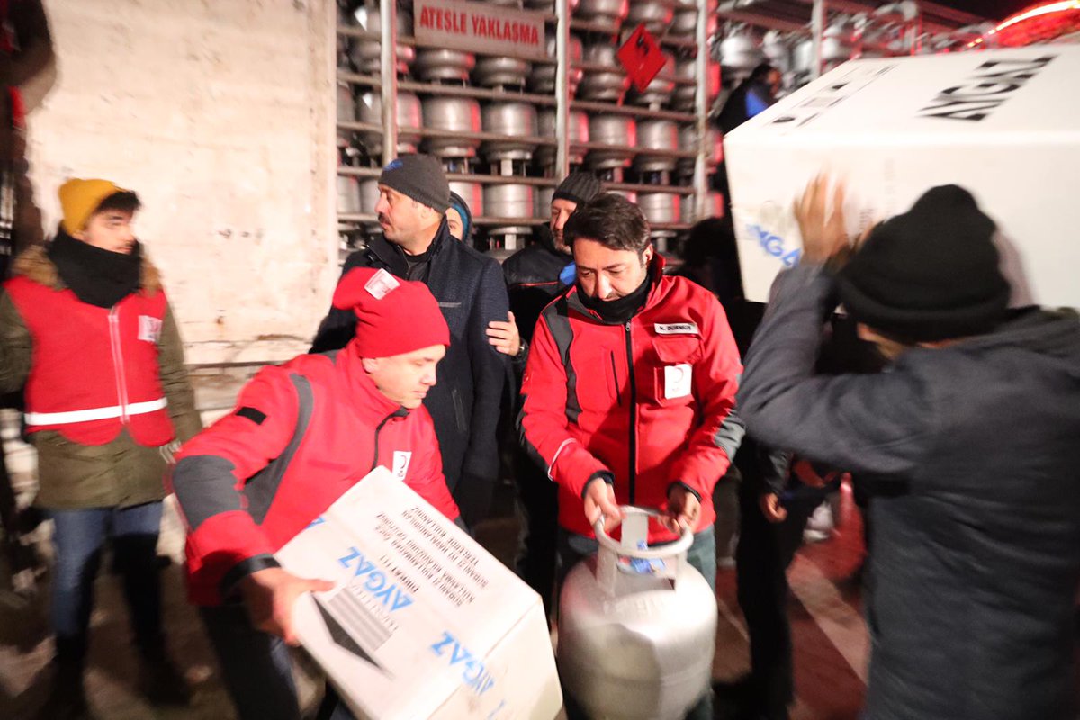 Kizilay's tweet photo. Bağışlarınızla, Elazı��'da depremden etkilenen vatandaşlarımıza soba ve tüp yardımı yaptık. 

İyilik #SensizOlmaz

DEPREM yazıp 2868'e göndererek siz de 10 TL ile destek olabilirsiniz. https://t.co/GJ9hKmDlKl