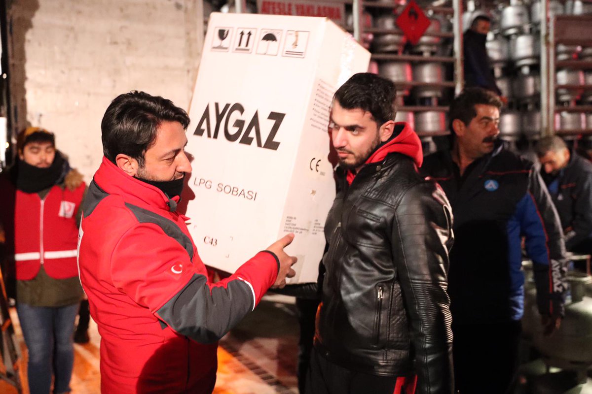 Kizilay's tweet photo. Bağışlarınızla, Elazı��'da depremden etkilenen vatandaşlarımıza soba ve tüp yardımı yaptık. 

İyilik #SensizOlmaz

DEPREM yazıp 2868'e göndererek siz de 10 TL ile destek olabilirsiniz. https://t.co/GJ9hKmDlKl