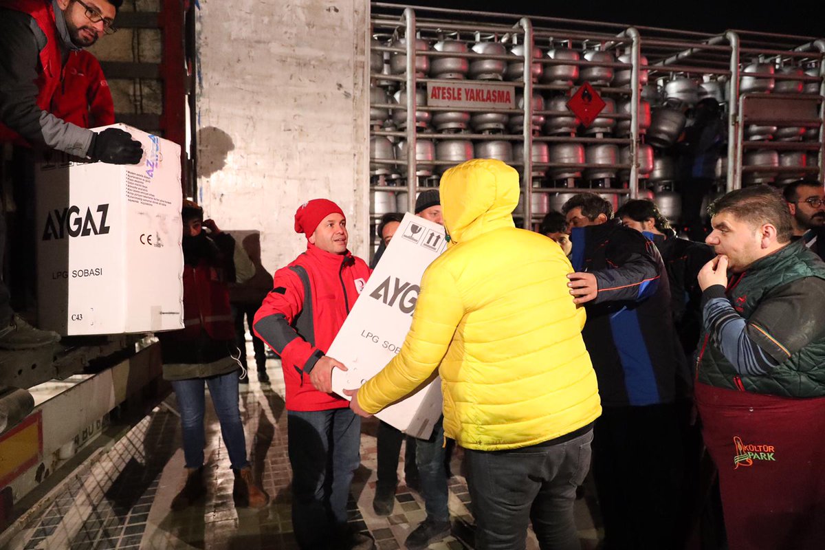 Kizilay's tweet photo. Bağışlarınızla, Elazı��'da depremden etkilenen vatandaşlarımıza soba ve tüp yardımı yaptık. 

İyilik #SensizOlmaz

DEPREM yazıp 2868'e göndererek siz de 10 TL ile destek olabilirsiniz. https://t.co/GJ9hKmDlKl