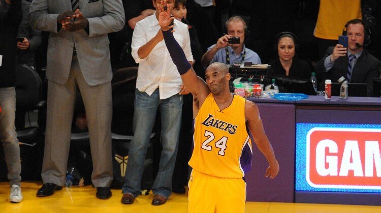 astrochechu's tweet photo. Hoy no hemos podido terminar el programa.Nos hemos enterado a mitad de la grabación y no teniamos cuerpo.
Estamos devastados.
Gracias Kobe, por hacer nuestras vidas un poco mas felices tantas veces. https://t.co/GcJTVtQPuP