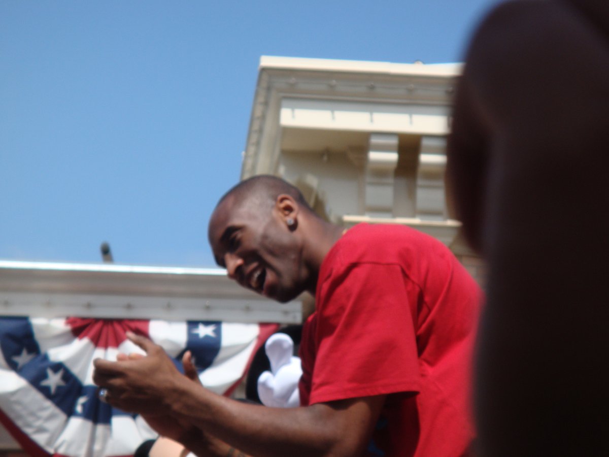 guyselga's tweet photo. Kobe in the Lakers championship victory parade at Disneyland, 2009. RIP. https://t.co/Br0HcVwIEW