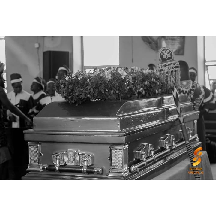 starzvisual's tweet photo. HRM Owa of Igbajoland pays His last respect to late Madam Rachael Faminu
Nee Onipeye (87) before been buried in her hometown in Igbajo town, Osun state Nigeria.
📷: @AdegbaBlessed
#royalfamily #burial #finalrites #royalrespect #nigerianwomen #culture #yorubaculture #starzvisuals https://t.co/qt6yAao7CY