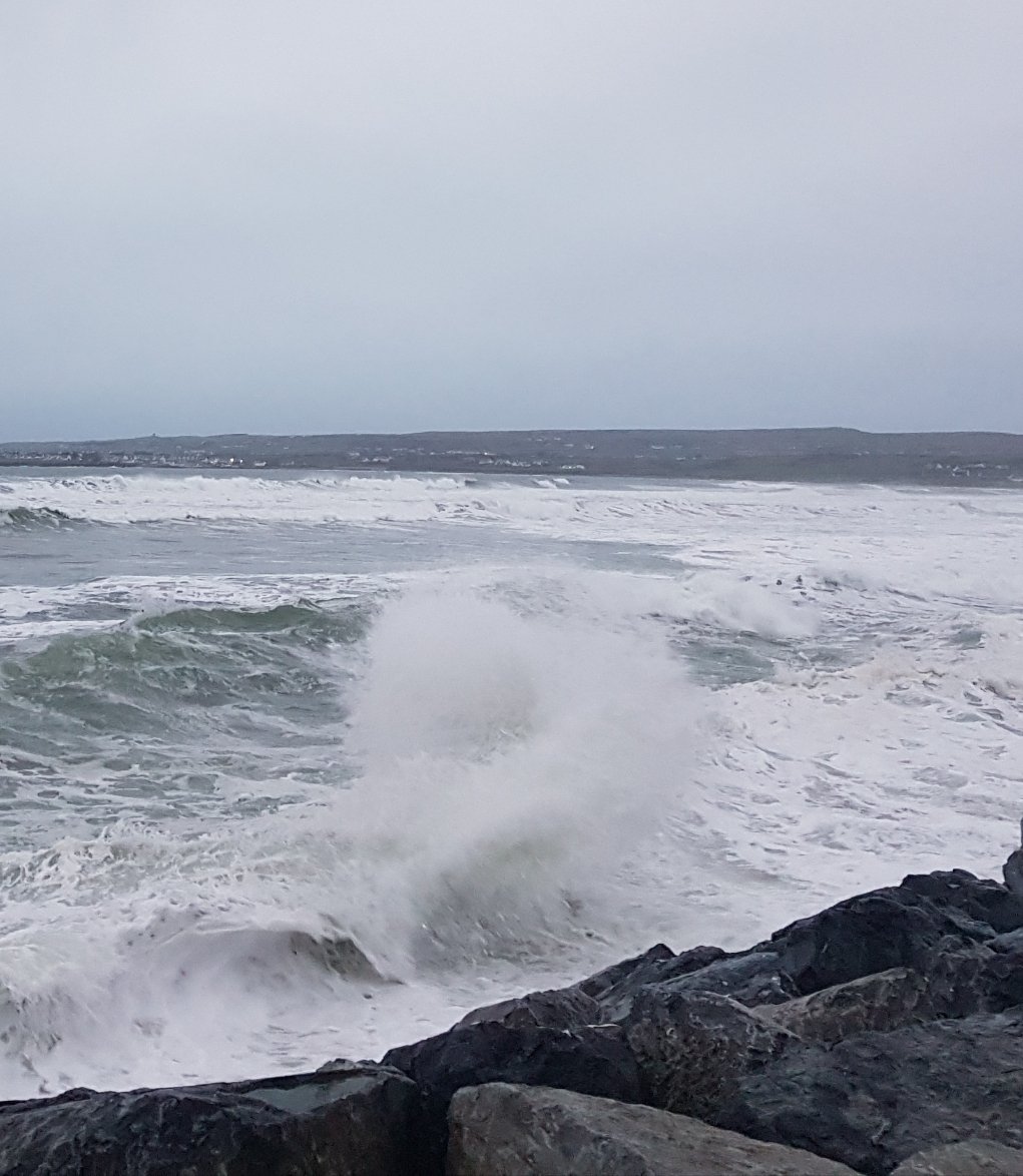 terri1p's tweet photo. Wild on the #WildAtlanticWay today.
#Lahinch beautiful as ever

#ocean #atlantic #DancingWaves
#nofilter https://t.co/6M8HJdLBlf