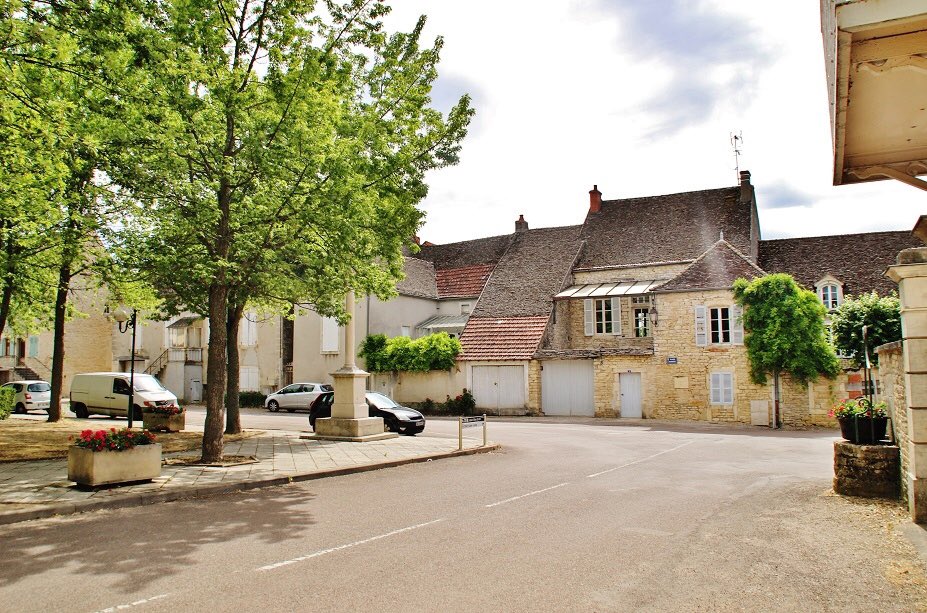 HISTOIRE_DU_VIN's tweet photo. La 77eme édition de la #SaintVincent tournante 2021 aura lieu à Puligny Montrachet. 30 ans après celle de 1991. À l’année prochaine donc ! https://t.co/kJ7qNWRtPw