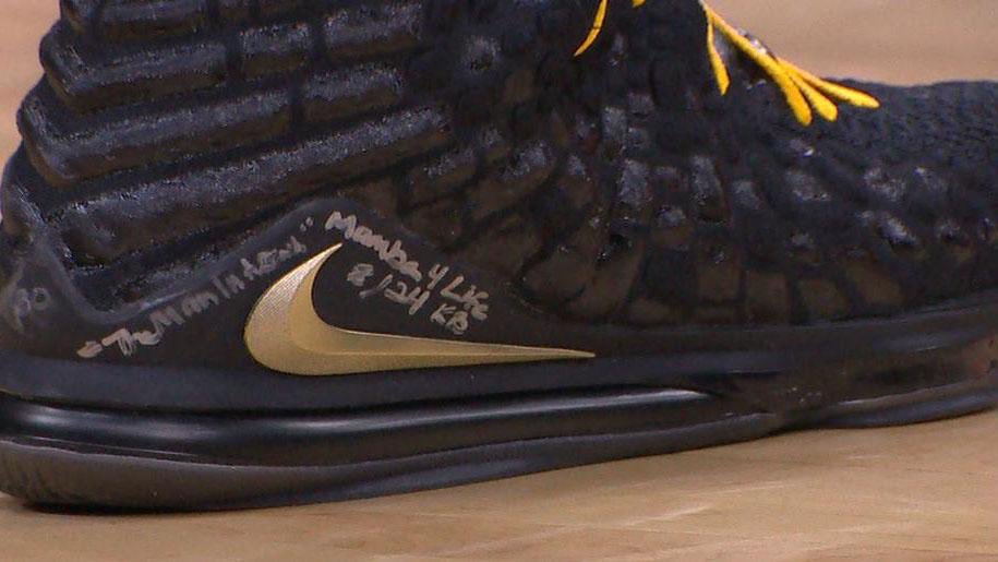 LuisJimeneZ5's tweet photo. Lebron sin saberlo despidió anoche a Kobe, en sus tenis tenía “Mamba 4 Life" tras romper su récord. https://t.co/SwvTNijNjw