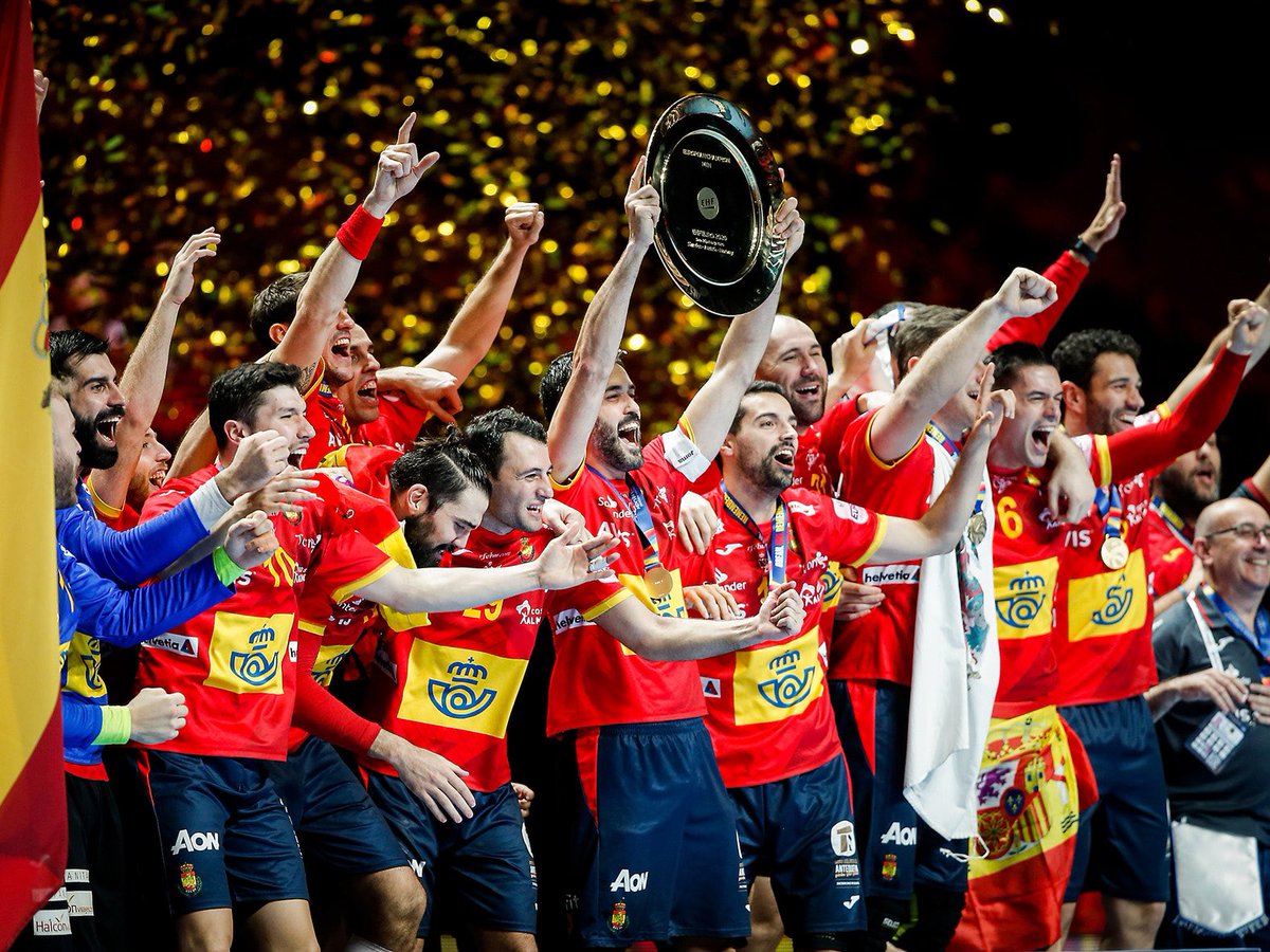 RFEBalonmano's tweet photo. 🇪🇸 #Hispanos | ¡Hoy han hecho 𝑯𝑰𝑺𝑻𝑶𝑹𝑰𝑨, mañana serán 𝑳𝑬𝒀𝑬𝑵𝑫𝑨𝑺! 

😍 ¡Una selección única que hoy vuelve a poner en pie a todo un país rendido a los valores de nuestro #balonmano! 

#⃣ #TodosSomosUno #EHFEURO2020 #dreamwinremember https://t.co/ZJvEQGZmJD