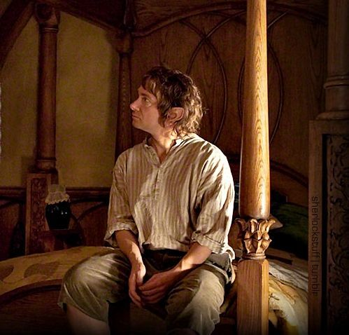 Una vez recuperado Bolsón Cerrado. Bilbo colocó la espada en la repisa de la chimenea. La cota de malla fué colocada en el vestíbulo. El oro y la plata los gastó en generosos presentes. El anillo mágico lo guardó muy en secreto, y lo usaba contra visitas desagradables.