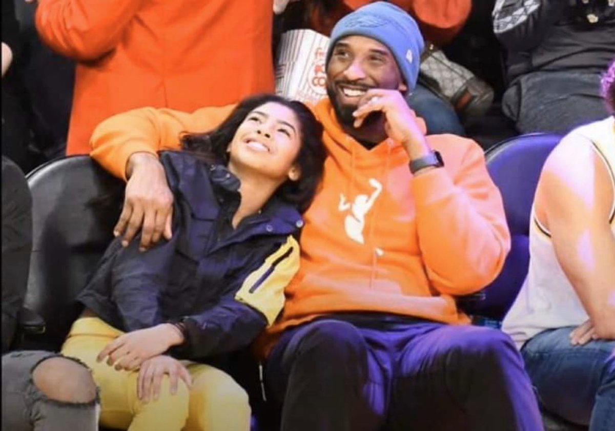 noticel's tweet photo. [ACTUALIZACIÓN] La hija de Kobe Bryant también estaba en helicóptero siniestrado en el que murió su padre. https://t.co/XPNZ6u3QHF https://t.co/wvqtUziqrr
