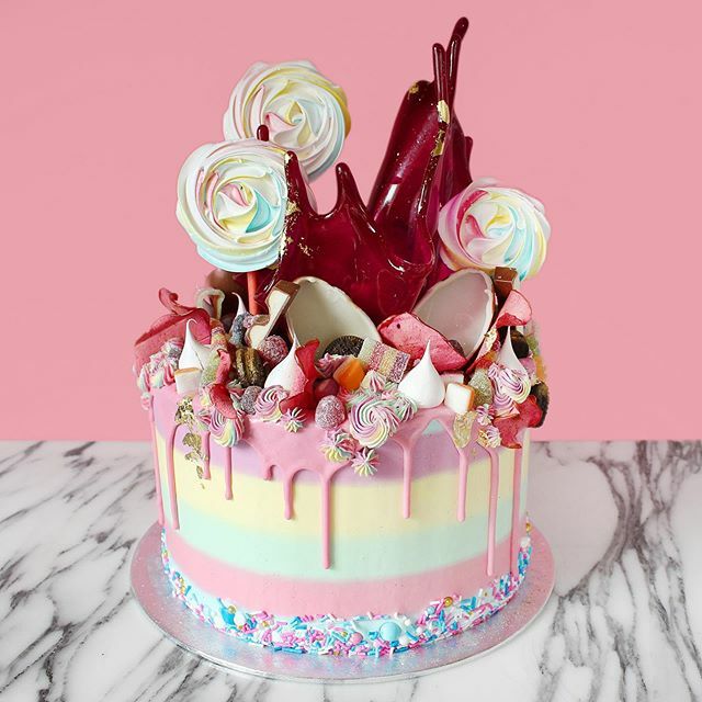 Remember that raspberry cake I was making over the weekend?
Well this is the end result! 🍭🌺💕
A rainbow sprinkle sweetie surprise cake topped with meringue pops and an isomalt sail. 
Obsessing over the gold touches on this one 😍 ✨ ift.tt/36zB1Ko