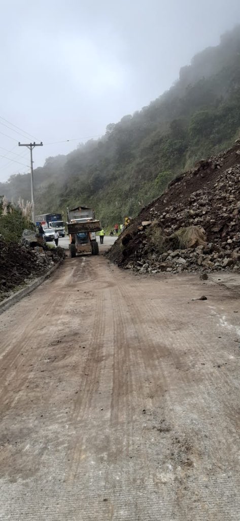 xaesma's tweet photo. ATENCIÓN 🚨: en este momento se habilita un carril en el km 55 de la vía Cuenca-Molleturo-El Empalme, favor manejar con precaución en esta y todas las vías ya que por las lluvias se pueden generar este tipo de desplazamientos https://t.co/HSojyoBRst