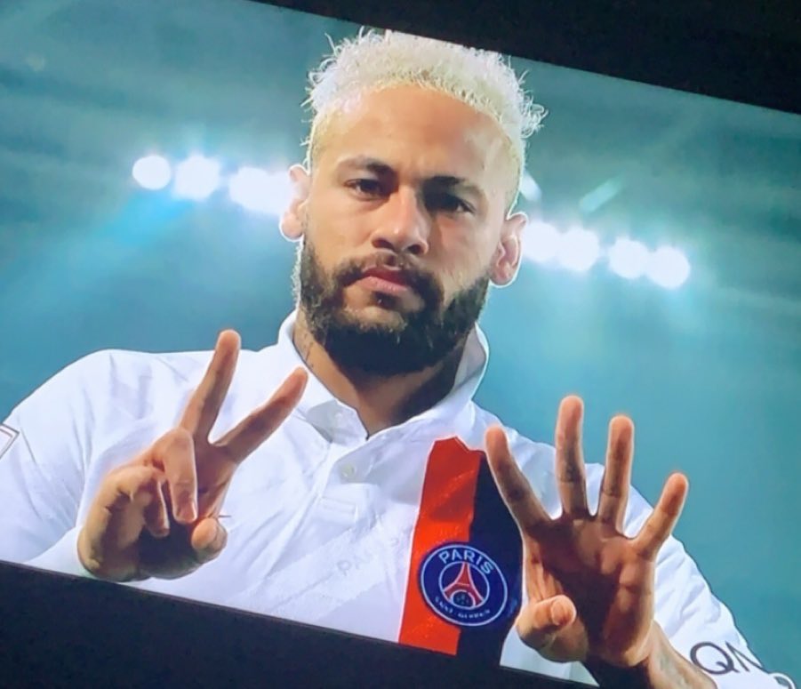 ParlonsNBA's tweet photo. Neymar a rendu hommage à Kobe Bryant après son but face à Lille... 🙏🏼 https://t.co/vPffJrKjty