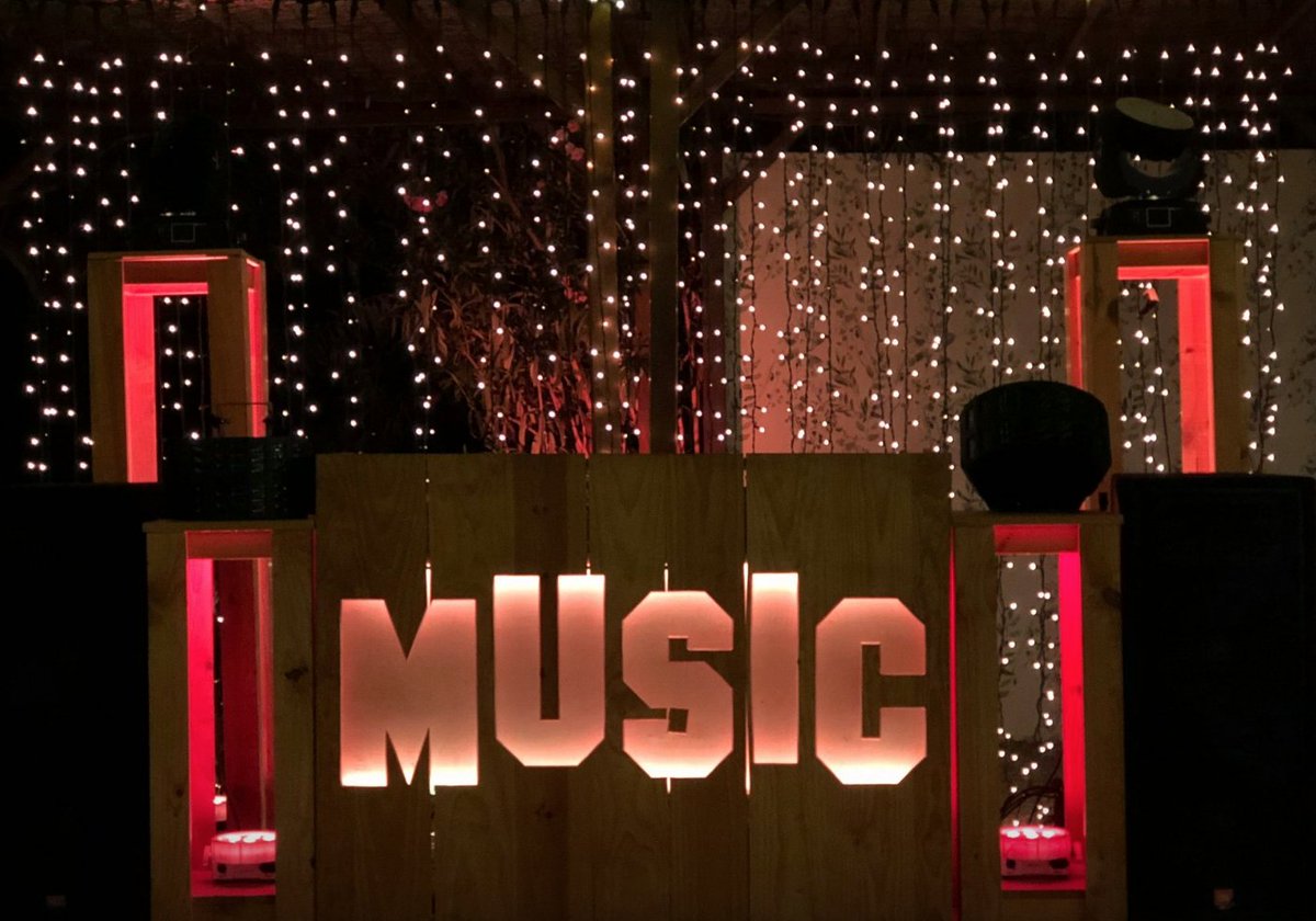 Alkilaudio's tweet photo. Si aún no conoces las distintas cabinas #DJ que ofrece #Alkilaudio, aquí tienes un pequeño ejemplo de cómo podemos amenizar tu boda o tu fiesta. Contacta con nosotros para conocer todos nuestros formatos: comercial@alkilaudio.es #CabinaDJ https://t.co/FkSTcA9TSf