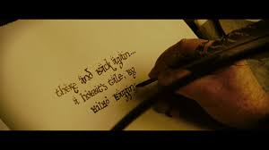 Bilbo estaba sentado en el estudio escribiendo sus memorias-pensaba llamarlas Historia de una ida y de una vuelta-cuando sonó la campanilla. Allí en la puerta estaban Gandalf y el enano no era otro que Balin.
 -¡Entrad!¡Entrad!-dijo Bilbo, y pronto estuvieron junto al fuego.