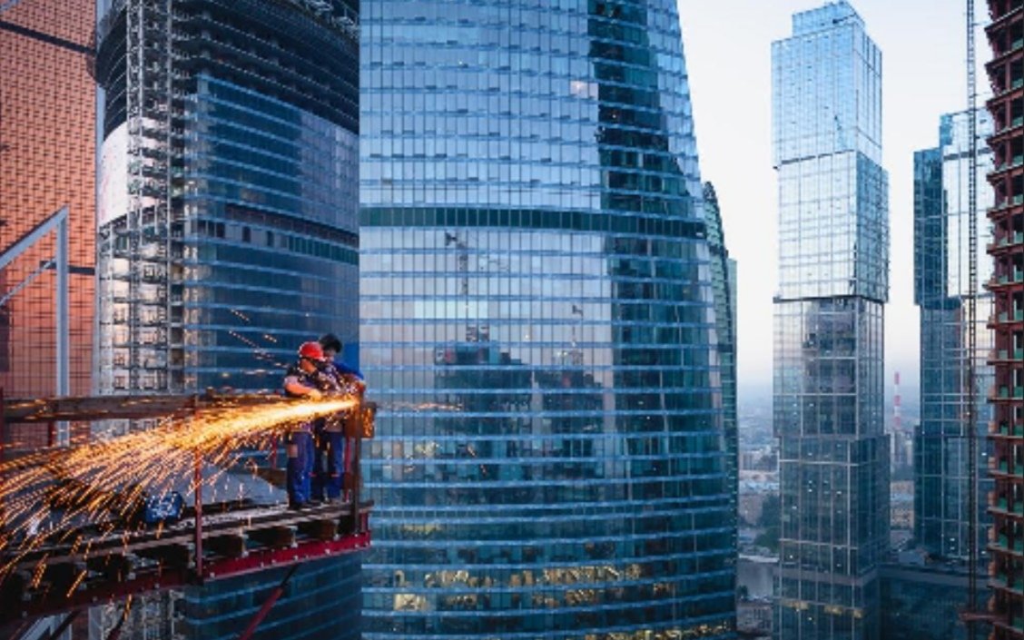 Over the last year, more than 15 #building sites across #Moscow have had the Personal Smart-Tracker system installed, designed to help supervise the construction work of public facilities. A great #SmartCity example!🏙️🏗️👷‍♂️
    
cutt.ly/yrRoOfo