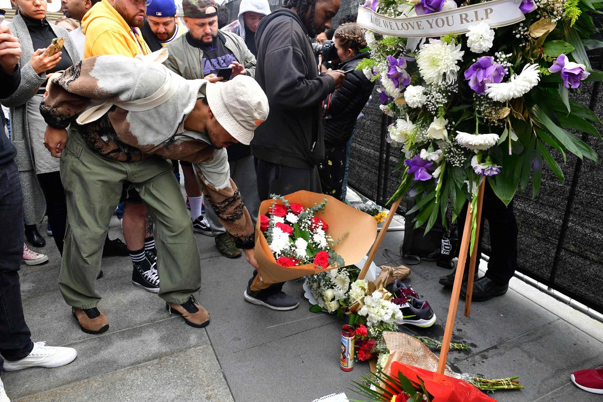 DiarioOle's tweet photo. 🏀 El mundo entero está conmocionado por la muerte de Kobe Bryant en un accidente de helicóptero

😢 En Los Angeles, los fieles de los Lakers se están acercando al estadio para recordar a la Mamba Negra https://t.co/yT8ZixCACX