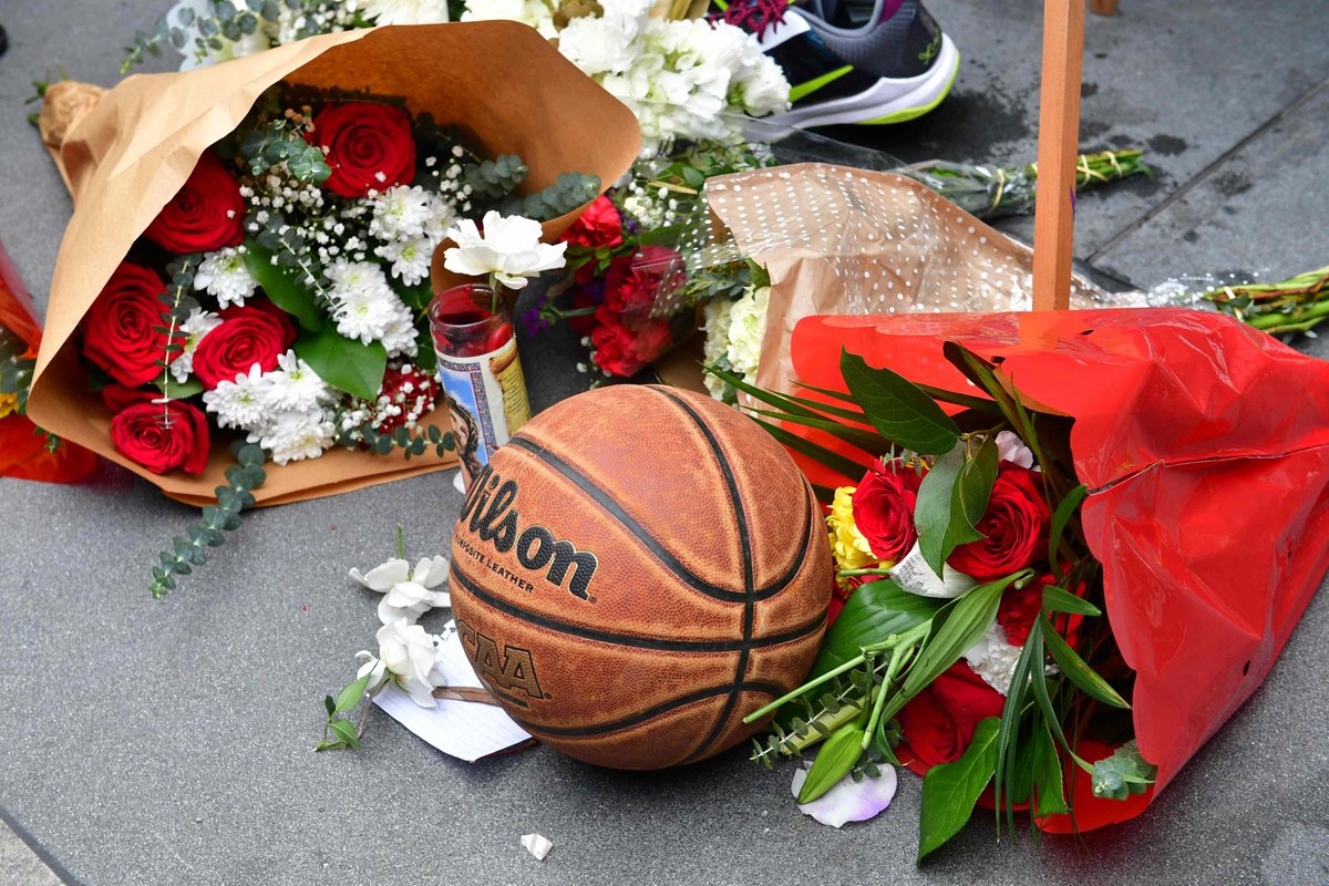 DiarioOle's tweet photo. 🏀 El mundo entero está conmocionado por la muerte de Kobe Bryant en un accidente de helicóptero

😢 En Los Angeles, los fieles de los Lakers se están acercando al estadio para recordar a la Mamba Negra https://t.co/yT8ZixCACX