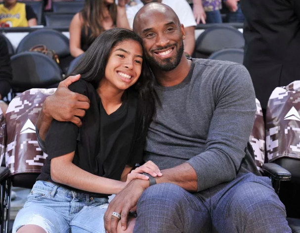 noticias24's tweet photo. #26Ene | Según el portal TMZ la policía de Los Angeles, California, ha confirmado que la hija de 13 años de Kobe Bryant, Gianna Maria, estaba también en el helicóptero y lamentablemente también perdió la vida. #Kobe #Lakers #RIPMAMBA #BlackMamba https://t.co/D19Bc1wmZW