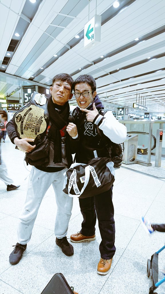 takumax_8002's tweet photo. 反省ばかりですが、
応援のお陰で勝つことができました。
OSC たかつぐ選手ありがとうございました!
一生懸命頑張ります。
オス。
#WARDOG #GRACHAN
#WARDOGフェザー級タイトルマッチ
#teamhambolt #永井組 #拓MAX https://t.co/Fhby1Q0TrM