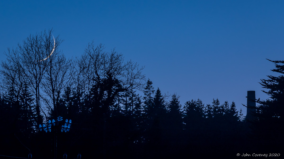 JohnC1809's tweet photo. 2020's 1st #newmoon - 3% crescent over #Rathmichael Wood nr #Ballycorus Leadmines Chimney above #Shankill this pm. Angle not quite right to line up with chimney - but @photoEphemeris says Feb so hoping 4 clear skies! #astrophotography @SCANShankill @ShankillMatters @AstronomyIRL https://t.co/her3qnDzYd