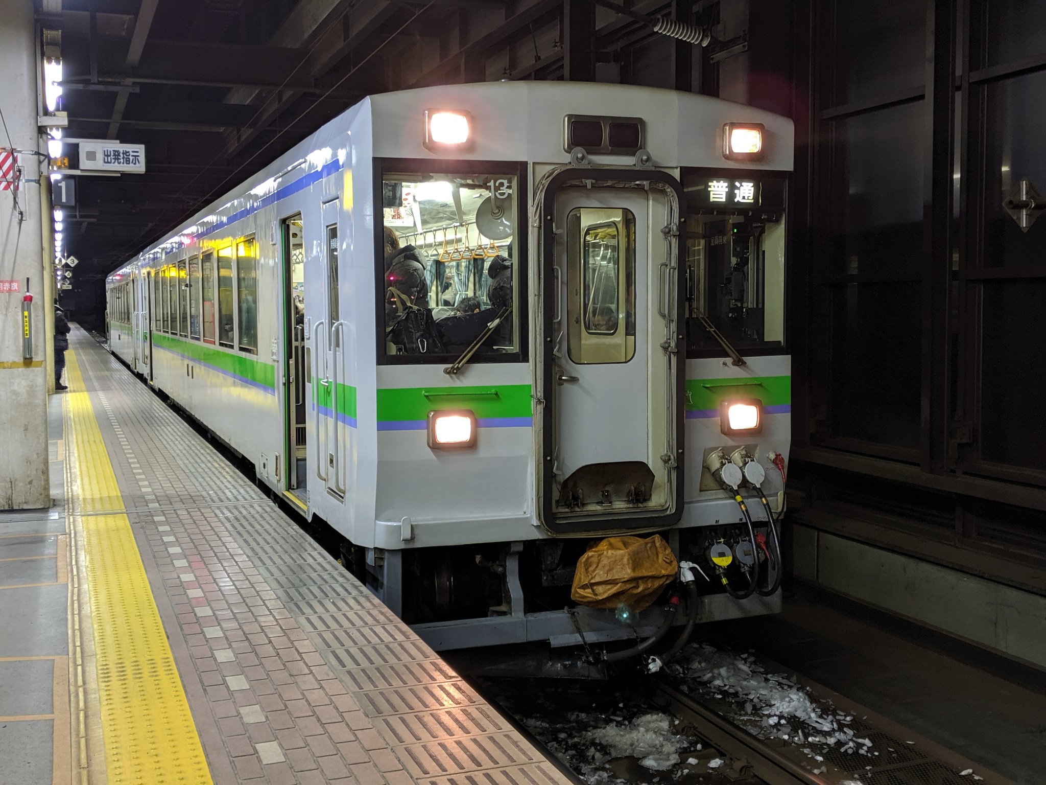 Imadegawa075 こちらは函館上りの始発列車 の然別行き キハ150の2両編成 今度のダイヤ改正で山線キハ150は置き換えられるので この列車は置き換え確実かと 小樽へ向かう始発でもあるため 立ち客もいる T Co 8zzd0a0ydq Twitter