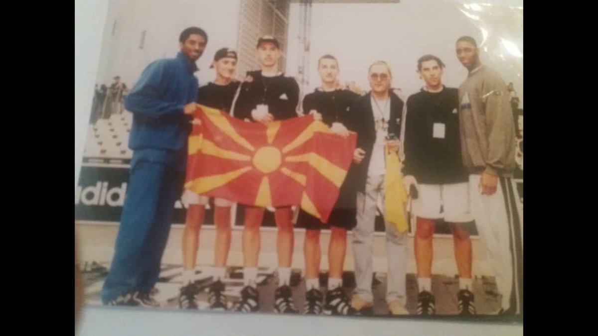 Светско првенство во Streetball
1998 година Париз
Коби Брајант и Трејси Мек Греди по натпреварот со Макрдонија
RIP легендо