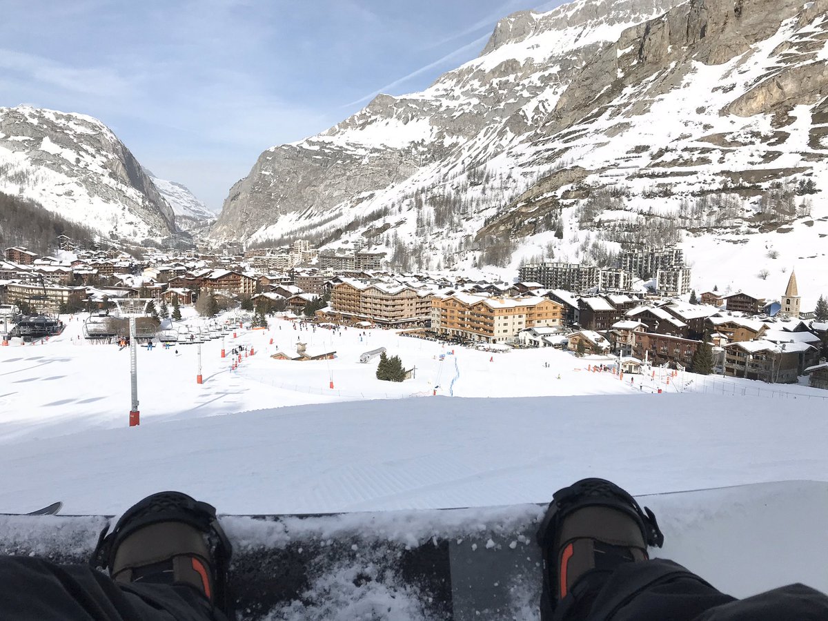 DA2210EC's tweet image. Three incredible days skiing and boarding @SeeValdIsere with @mercer friends and families. Sheer rock cliffs, big blue skies, amazing runs and terrific snow - oh, and great food and apres ski! #merceractive