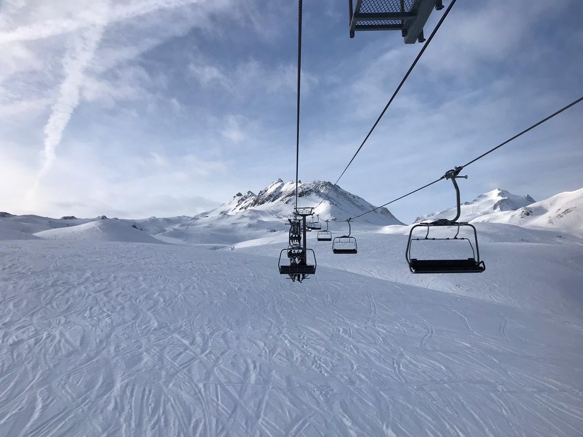 DA2210EC's tweet image. Three incredible days skiing and boarding @SeeValdIsere with @mercer friends and families. Sheer rock cliffs, big blue skies, amazing runs and terrific snow - oh, and great food and apres ski! #merceractive