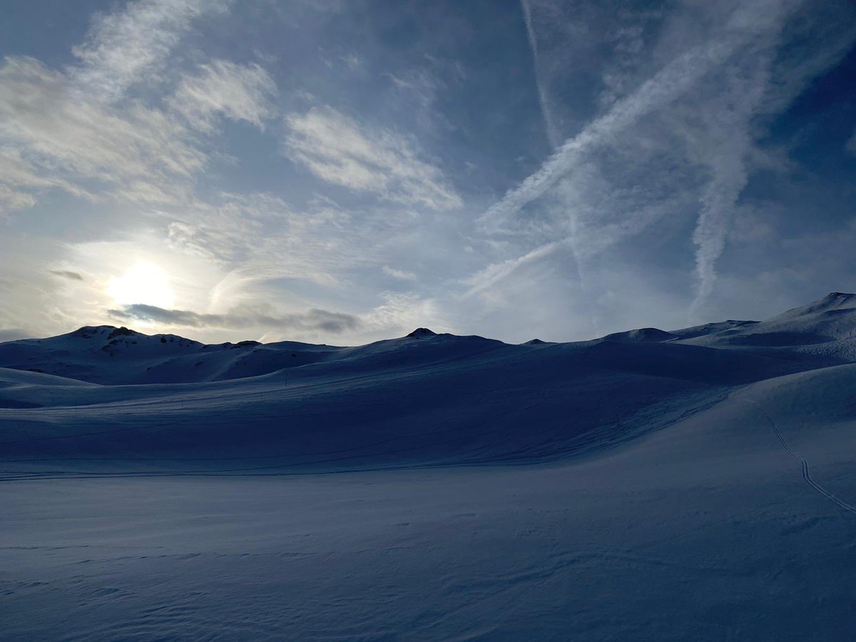 DA2210EC's tweet image. Three incredible days skiing and boarding @SeeValdIsere with @mercer friends and families. Sheer rock cliffs, big blue skies, amazing runs and terrific snow - oh, and great food and apres ski! #merceractive