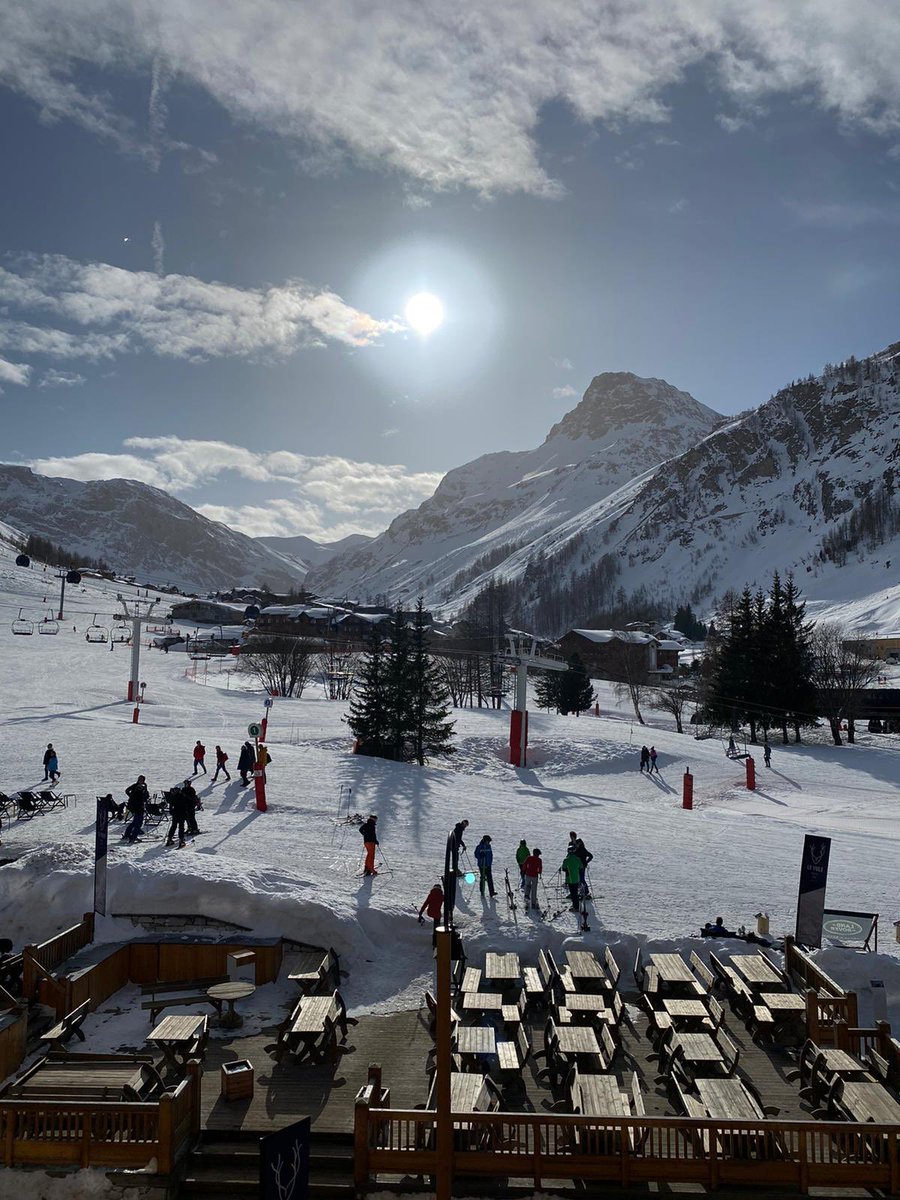 DA2210EC's tweet image. Three incredible days skiing and boarding @SeeValdIsere with @mercer friends and families. Sheer rock cliffs, big blue skies, amazing runs and terrific snow - oh, and great food and apres ski! #merceractive