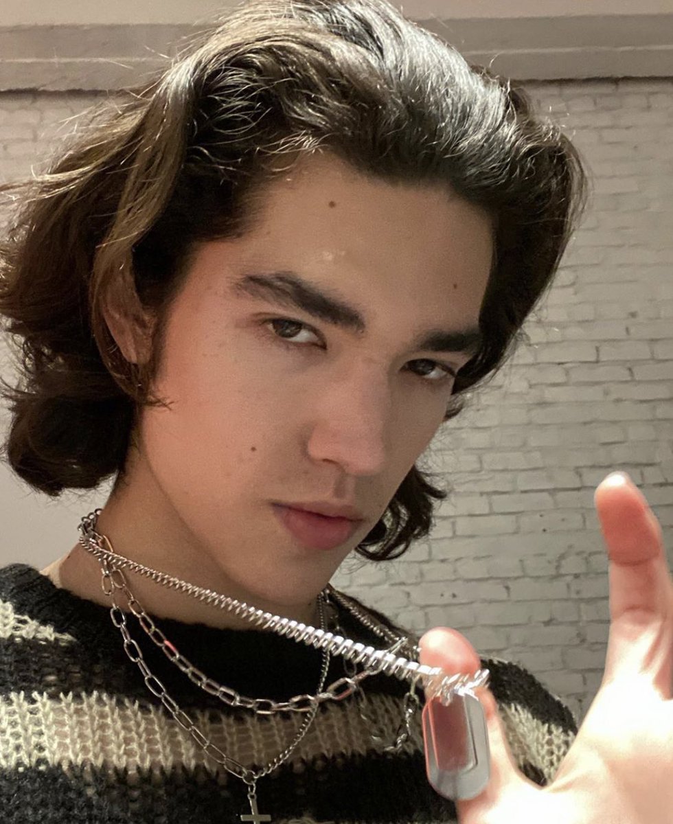 __everett's tweet photo. refusing to let shit get to me so here; have a selfie! hype me? id feel appreciated for once lol #TOWNSELFIES https://t.co/brRXahZyHs