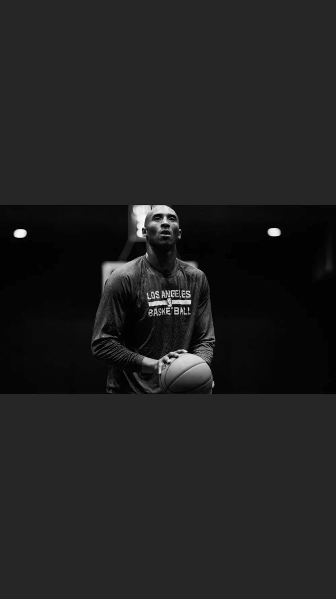 دخل على اللعبة مراهق وطلع منها إسطورة #KobeBryant 
بطل العالم مرتين بطل دوري كرة السلة الأمريكي خمس مرات .فارق الحياة هو وبنته في تحطم طائرة مروحية
