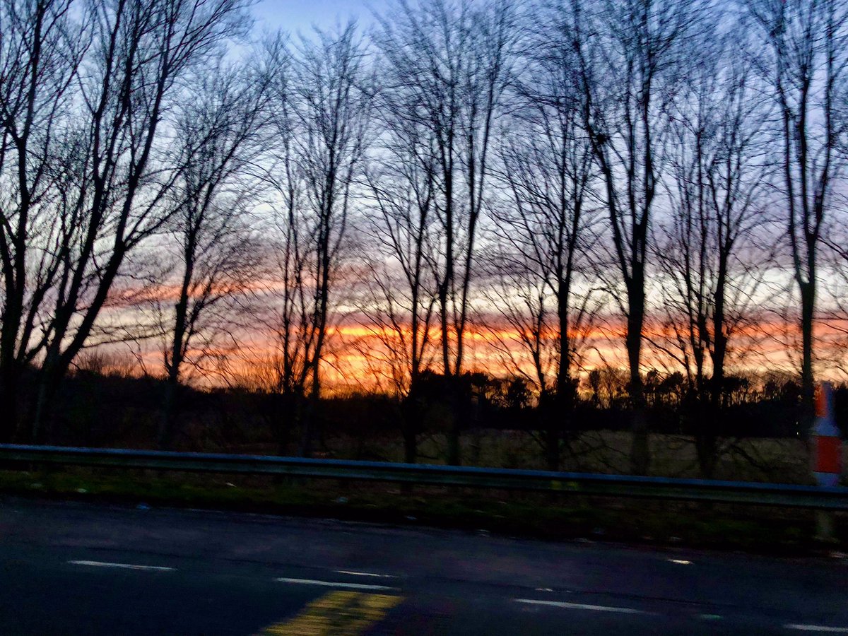 santababy100's tweet photo. Skies tonight on drive home #edinburghsunset https://t.co/ncFzbYpuZI