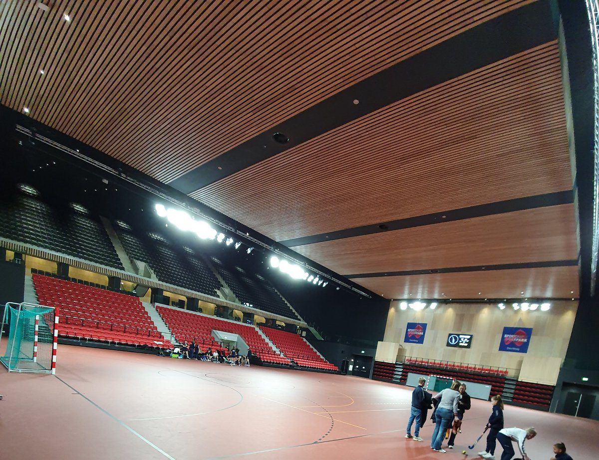Is toch echt heel tof als je in zo'n zaal mag fluiten. <a href="/Sportcampus070/">Sportcampus Zuiderpark</a>