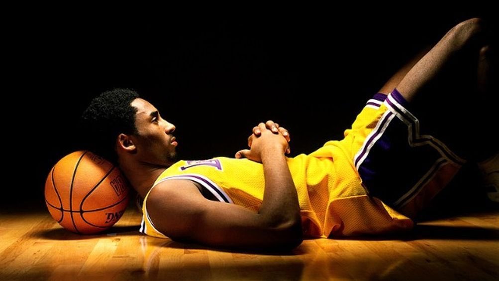 mantekao's tweet photo. Durante años tuve este póster sobre mi cabeza, me acostaba y me levantaba con Kobe 
Hasta siempre #BlackMamba #EternoKobe https://t.co/nMUG1oTWp1