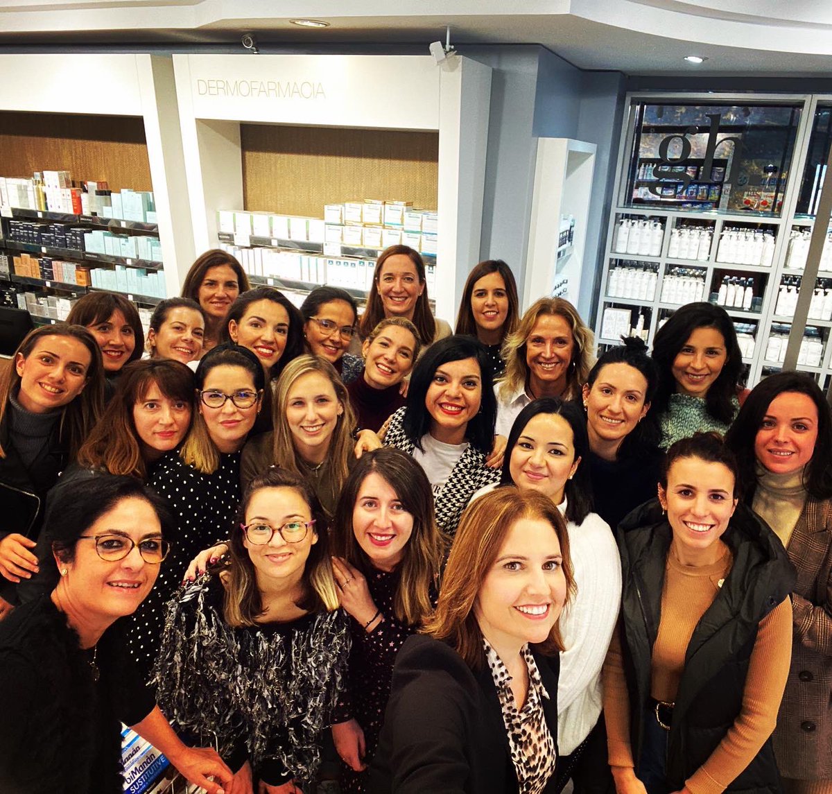 gemaherrerias's tweet photo. Esta ha sido la primera edición del curso #DermoFarma nivel 2.
Reto superado, esperamos haber cumplido las expectativas, porque elaborar un material inédito, todo nuevo y renovado para las más 🔝de la #dermofarmacia ha sido toda una experiencia para @cosdermo y para mí. https://t.co/HZubmhCpXi