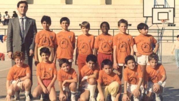SgroRocco's tweet photo. Giocavi nella #ViolaRC. Il Campione in quel periodo era tuo padre. E nessuno sapeva che saresti diventato una leggenda.. adesso vola ancora più in alto insieme a tua figlia che la terra ti sia lieve Addio #Kobe
 #KobeBryant https://t.co/N3TbudqLCl