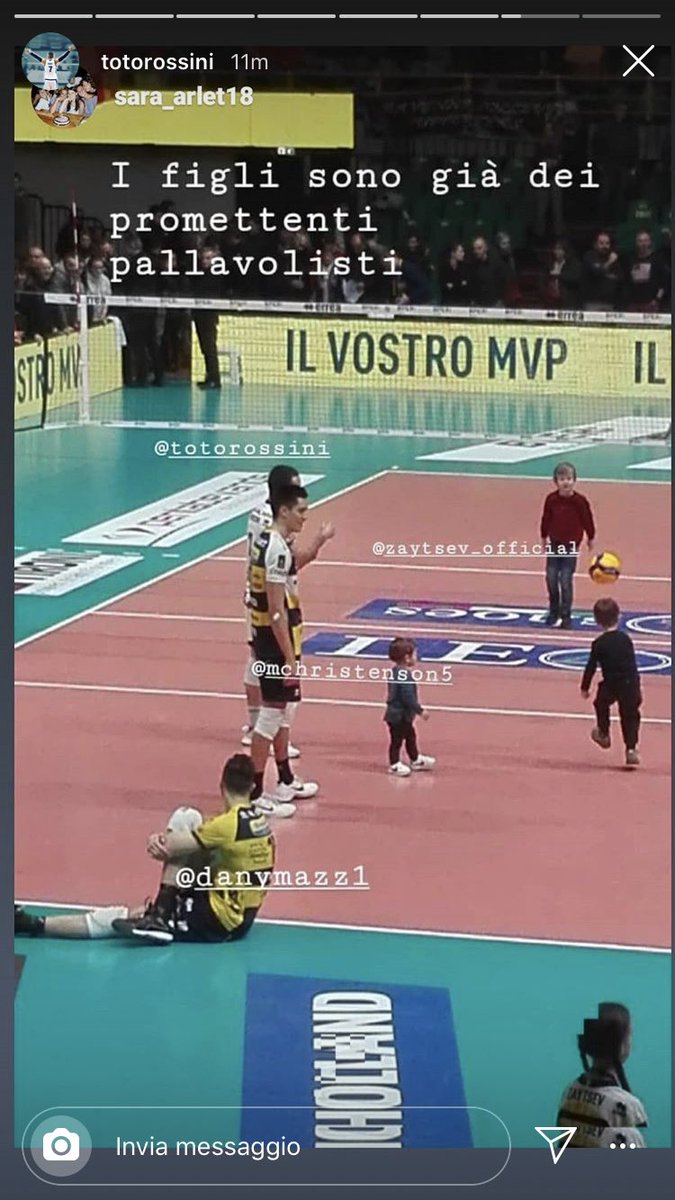 ehitsfe's tweet image. prendiamoci un minuto per ammirare la bellezza di questa foto con Baby Zaytsev e RikiRoss in campo ma soprattutto BABY MICAH ragazzi il mio cuore si è sciolto sono innamorata di questi bambini #ModenaRavenna