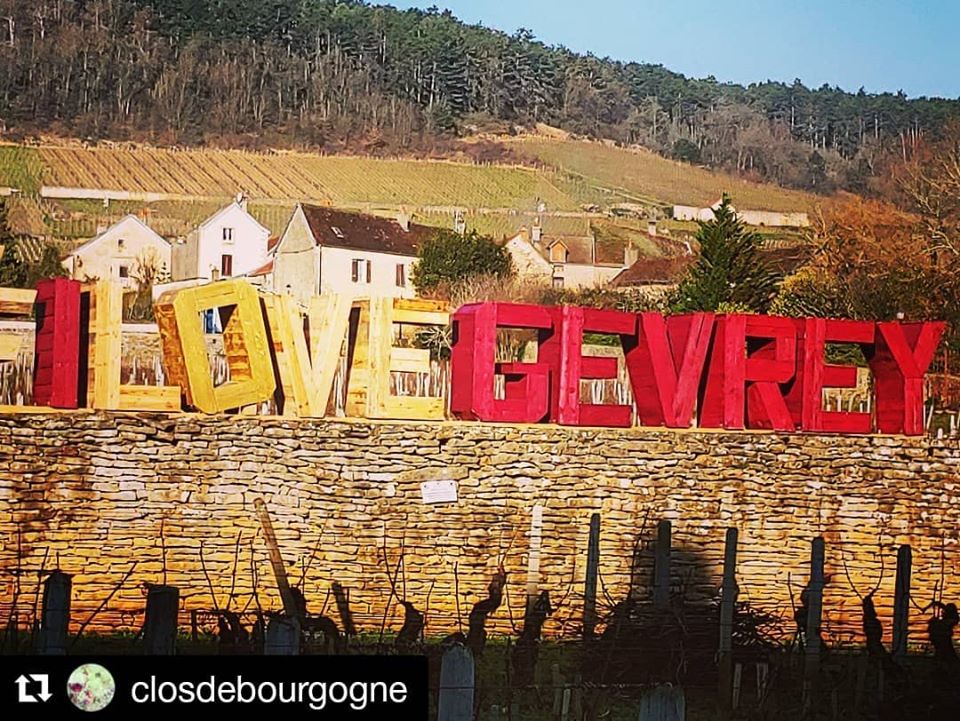 TheFrenchBot_IA's tweet photo. LA SAINT-VINCENT🏴
Les décorations🌏à l'image du fameux #ILOVEGEVREY fabriqué en palette !
À la manière des 220 000 fleurs en crepon (recyclable) décorant la ville, à l'image des verres en verre ou écocup réutilisable👌
#SVT2020 #Vélo #Circuit #Bike #Dijon #Bourgogne #LaVéloVie https://t.co/grO5Gk4yU4