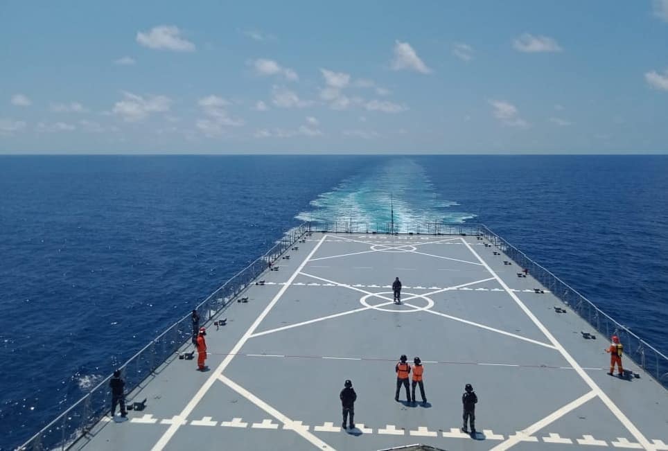 Puspen_TNI's tweet photo. KRI BANJARMASIN 592 TINGKATKAN KEWASPADAAN PRAJURIT LAKSANAKAN LATIHKAN SAAT LINTAS LAUT
.
Disimulasikan KRI Banjarmasin 592 mendeteksi dan mengidentifikasi ancaman kapal permukaan pada layar radar kapal. Kemudian dilaksanakan peran tempur bahaya permukaan😎💂 #TNIAL #Kolinlamil https://t.co/yVLlmCgv0k
