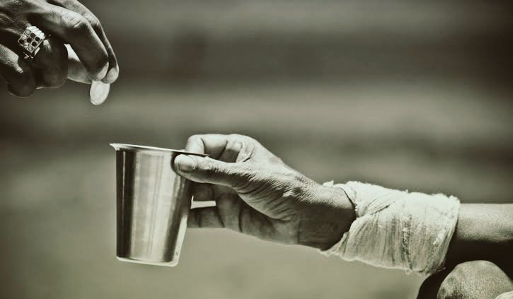 Sufyan ats-Tsaury rohimahullah berkata,

“Jika engkau ingin mengeluarkan shodaqoh, atau melakukan sebuah kebaikan, atau amal sholih, maka segera laksanakan sejak saat itu, sebelum syaithon menghalangi dirimu untuk melakukannya”

[ Hilyatul Auliya, 7 - 62 ]