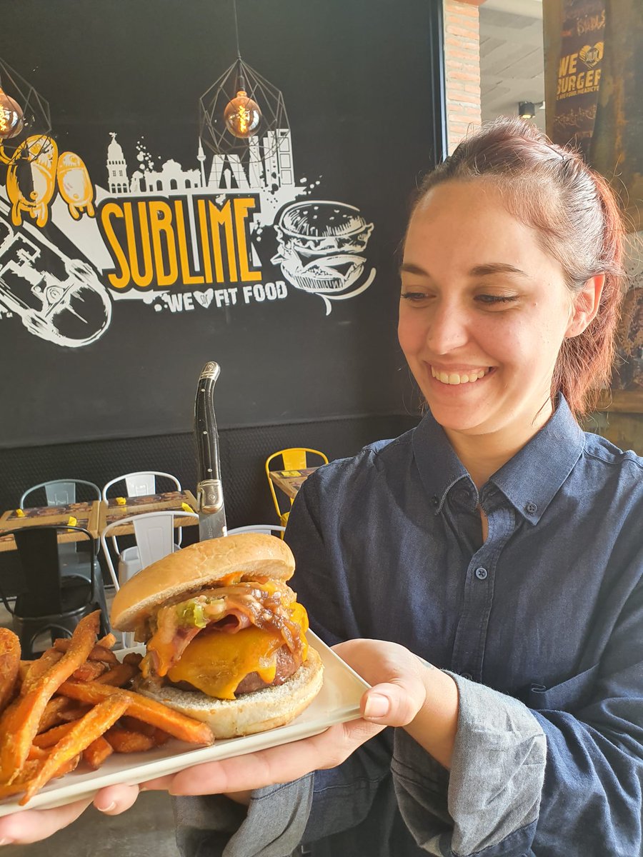 SublimeDreamsF's tweet photo. Teníamos que inmortalizar la cara de felicidad que ponéis cuando os llevamos las burgers 😍 https://t.co/EYKyfteMKN