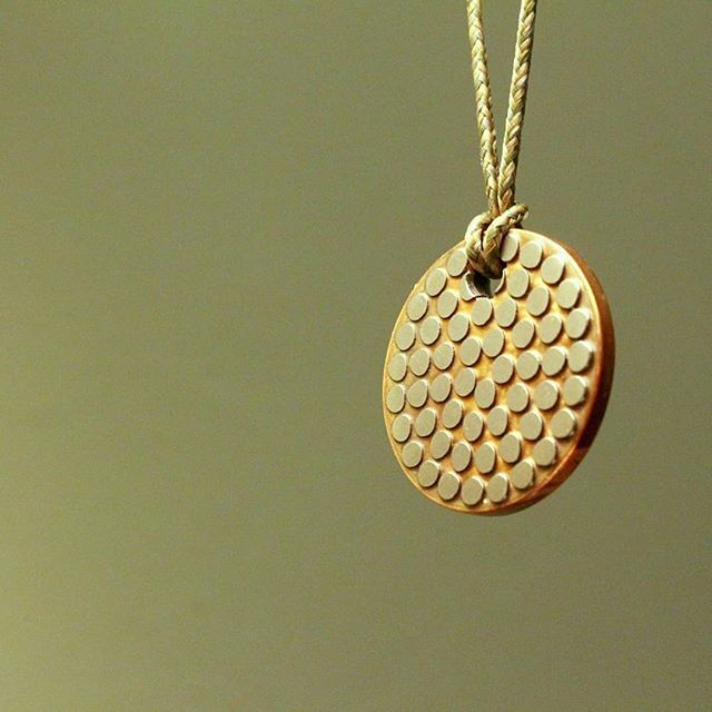 CopperCloudsc's tweet photo. Nice pendant courtesy @loganharvathdesigns👍 #happysuperconductorsunday

Reposted from @loganharvathdesigns 
#superconductor #CopperCloudsc #CopperCloud #loganharvathdesigns #superconductorjewelry #pendant #necklace #copperniobium #niobium #acidetch https://t.co/SBpkw0qBB6 https://t.co/pi6mZ4jZhb