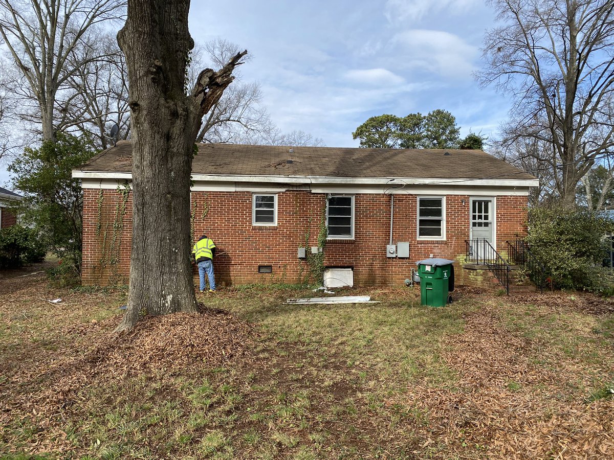 EquityW's tweet photo. 1126 Dresden Dr west 
Eastway park fixer upper. As-is
3 bedrooms 1 bath 1244 sq ft. Large lot. 199,900.00

We are always looking for all types of real estate at any price point. Let me know if you have or know if something mike@yourcashhomebuyer.com
#yourcashhomebuyer #mikeivie https://t.co/B5jHFhqnd4