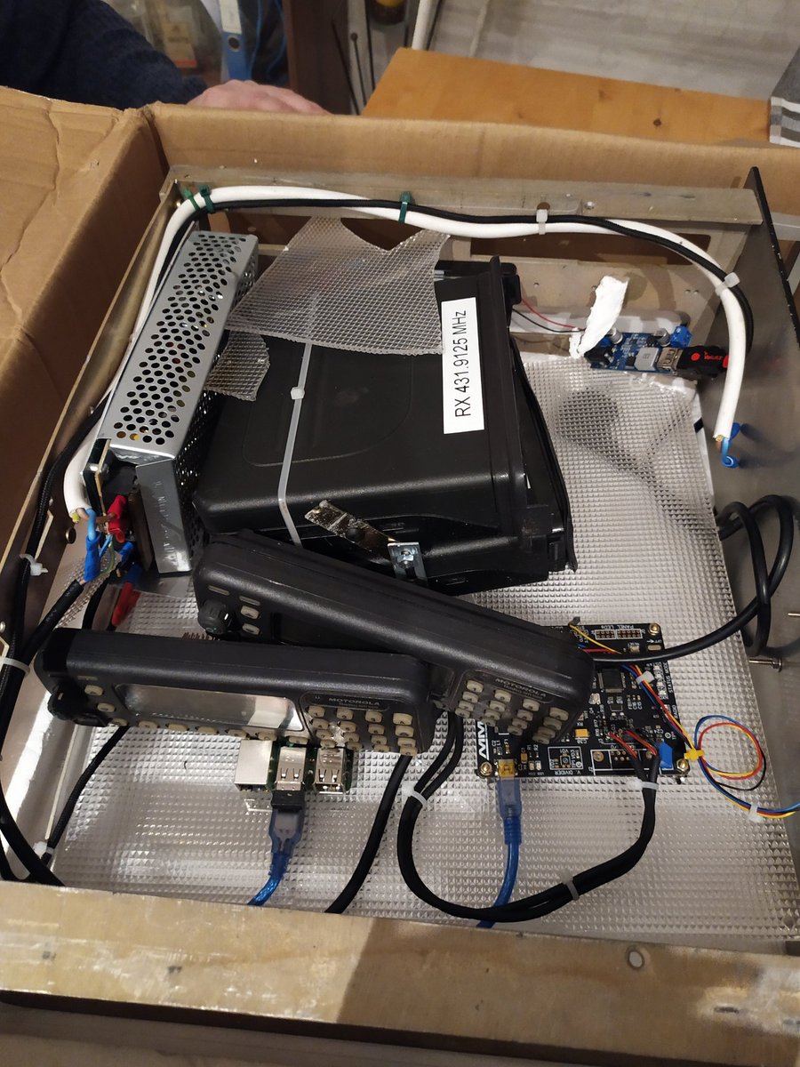 Oh ha DHL geht mit fremden Sachen ja echt nicht zimperlich um...DStar Repeater verschickt und in 1000 Teilen angekommen, bin gespannt wie das ausgeht....