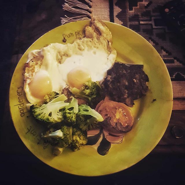 easyketofood's tweet photo. Burger eggs, broccoli and tomato. #easyketo #boringketo #keto #ketogenicdiet #lowcarb #lowcarbhighfat #lchf https://t.co/2l52XOLj0L https://t.co/826f81AP7S