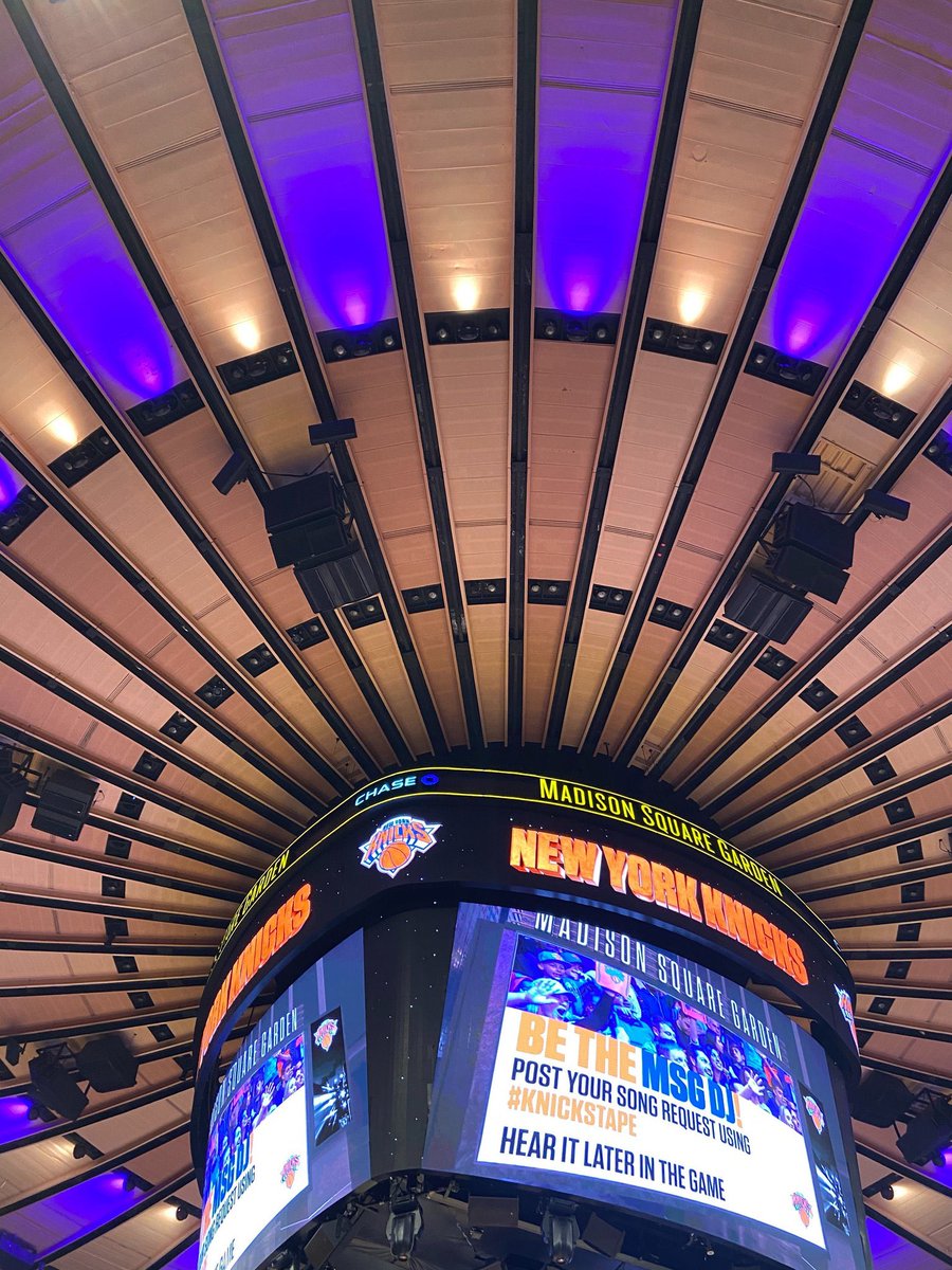 KnicksFrance's tweet photo. Le Madison Square Garden s’illumine ce soir aux couleurs de Kobe Bryant... 🕊 https://t.co/OyehxhrRjc