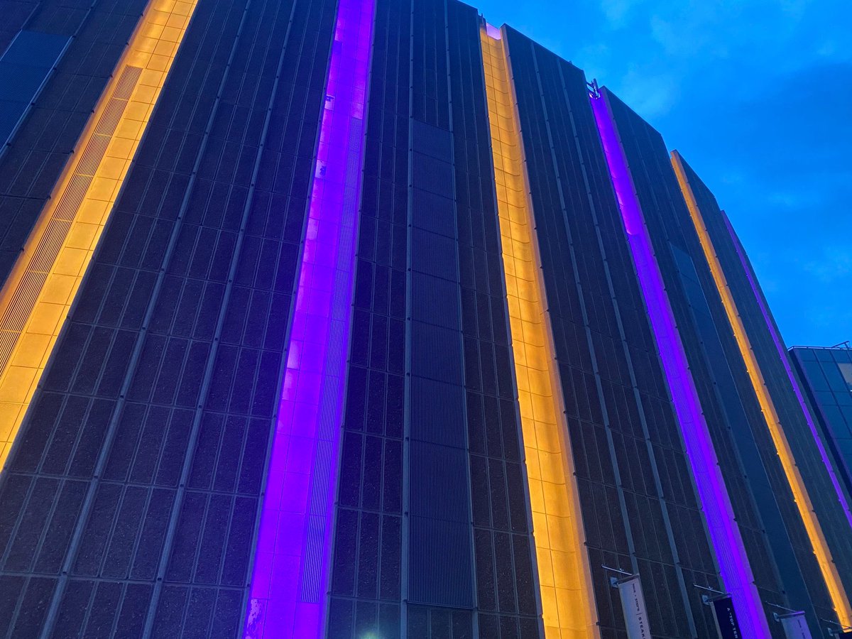 KnicksFrance's tweet photo. Le Madison Square Garden s’illumine ce soir aux couleurs de Kobe Bryant... 🕊 https://t.co/OyehxhrRjc