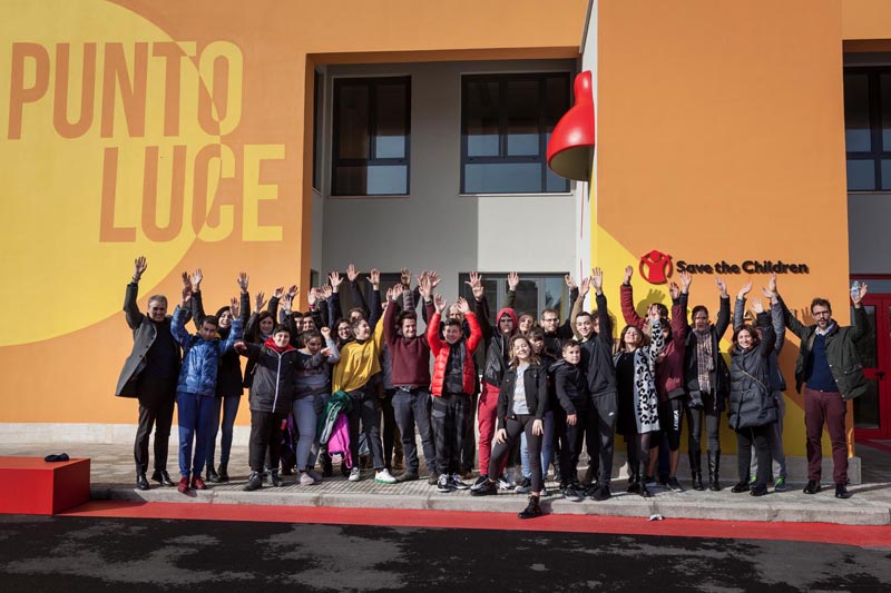 Al Porto Turistico di Roma i ragazzi del Punto Luce delle Arti di Ostia si sono avvicinati alla vela con un "comandante" d'eccezione, Ambrogio Beccaria, il velista vincitore della regata Mini Transat La Boulangère, la traversata atlantica da La Rochelle a Martinica