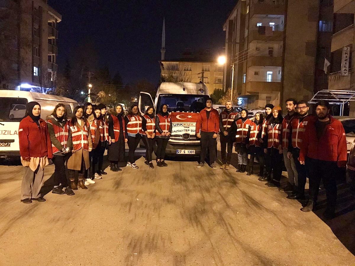 genckizilay's tweet photo. Antalya ve Gaziantep’deki gönüllülerimiz nöbeti devralmak için #Elazığ yolundalar. 
#deprem https://t.co/3JAuIsRiyO